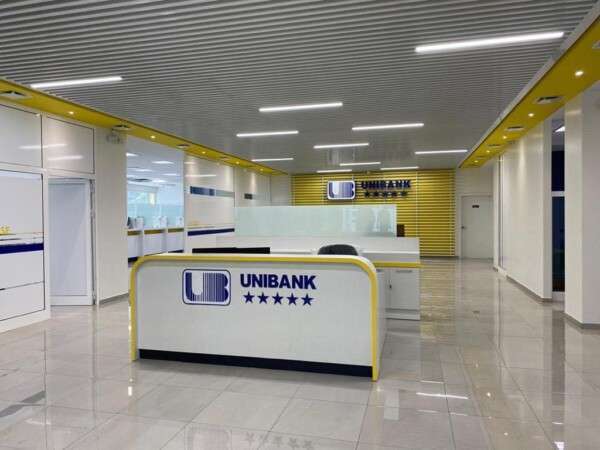 Scandale au sein de la Unibank, des centaines de clients ferment leurs comptes - Dollars américains, Scandale, Unibank