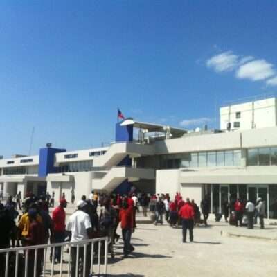 Humanitarian parole : Deux Haïtiens interceptés à l’aéroport avec des faux documents de voyage - Humanitarian Parole