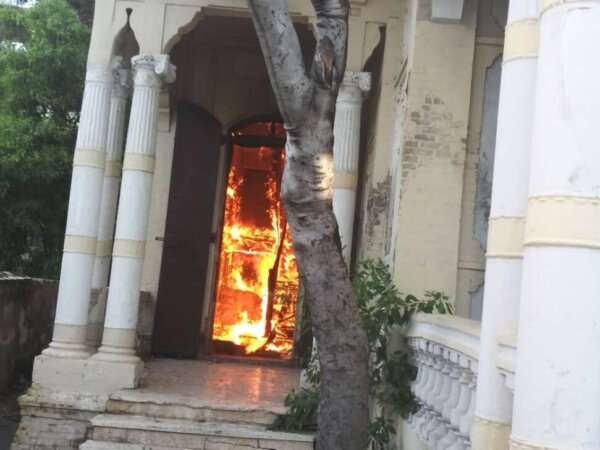 La Direction départementale du Ministère de l'Économie et des Finances saccagé puis incendié aux Gonaïves - Protestation