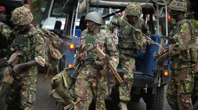 Des Soldats Des Forces Speciales Kenyanes Arrivent Sur Le Lieu De L Attaque Terroriste A Nairobi Le 21 Septembre 2013 4048097